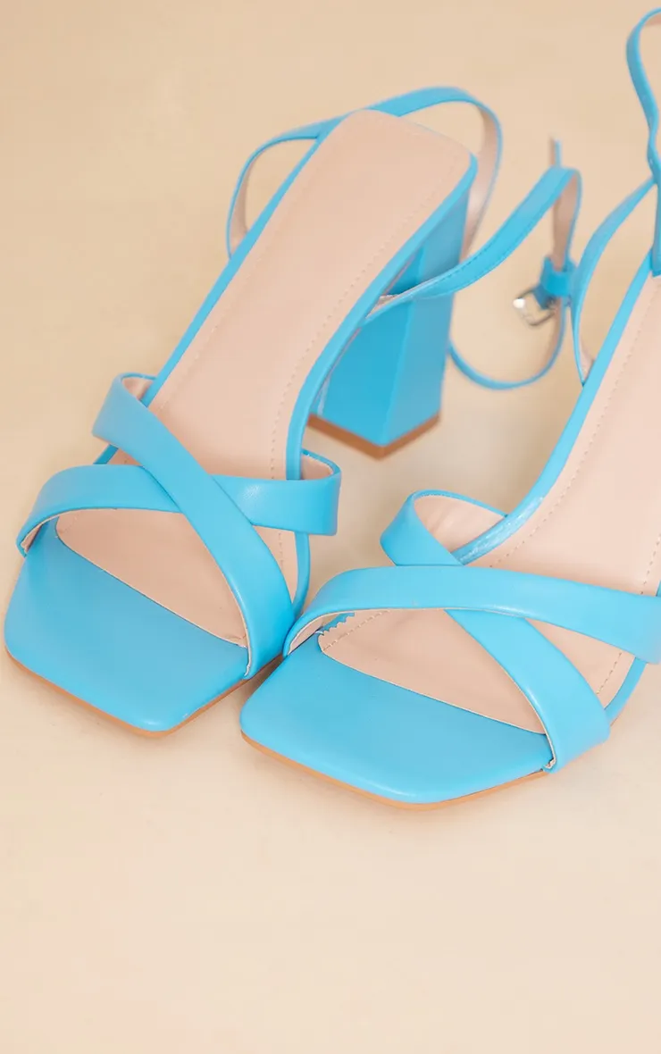 Chaussures bleues à talons carré et brides croisées